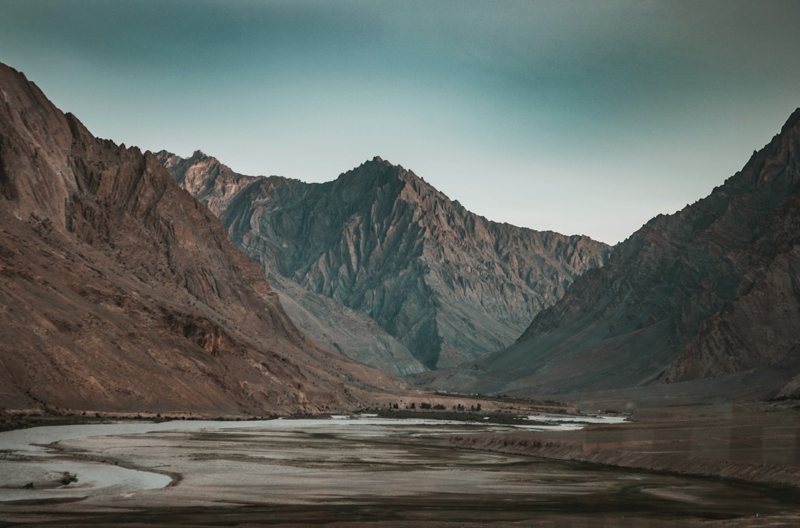 Száraz ladakhi hegyi völgy folyókanyarral